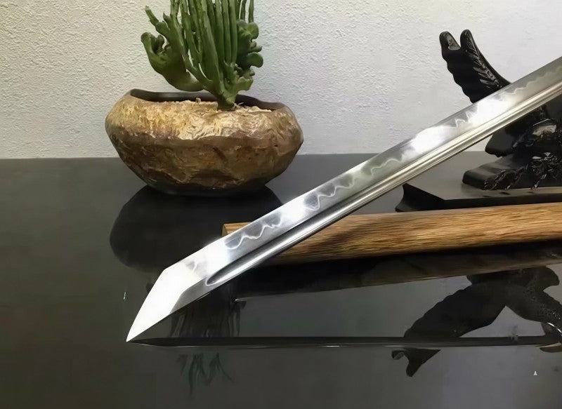 A detailed shot of the T10 steel blade, showing the authentic, real clay-tempered hamon line.