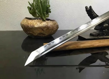 A detailed shot of the T10 steel blade, showing the authentic, real clay-tempered hamon line.