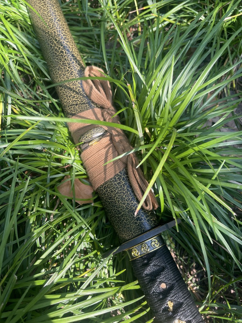 An alternate angle of the hardwood saya with its distinctive green snake-pattern crackle lacquer.