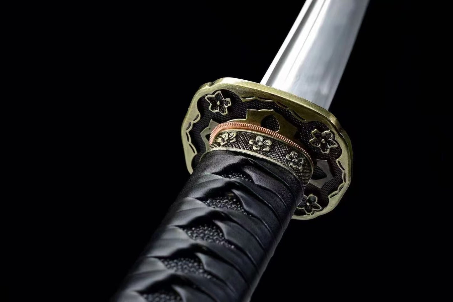 Tachi Sword Clay Tempered Copper Fittings full tang sharp japanese samurai