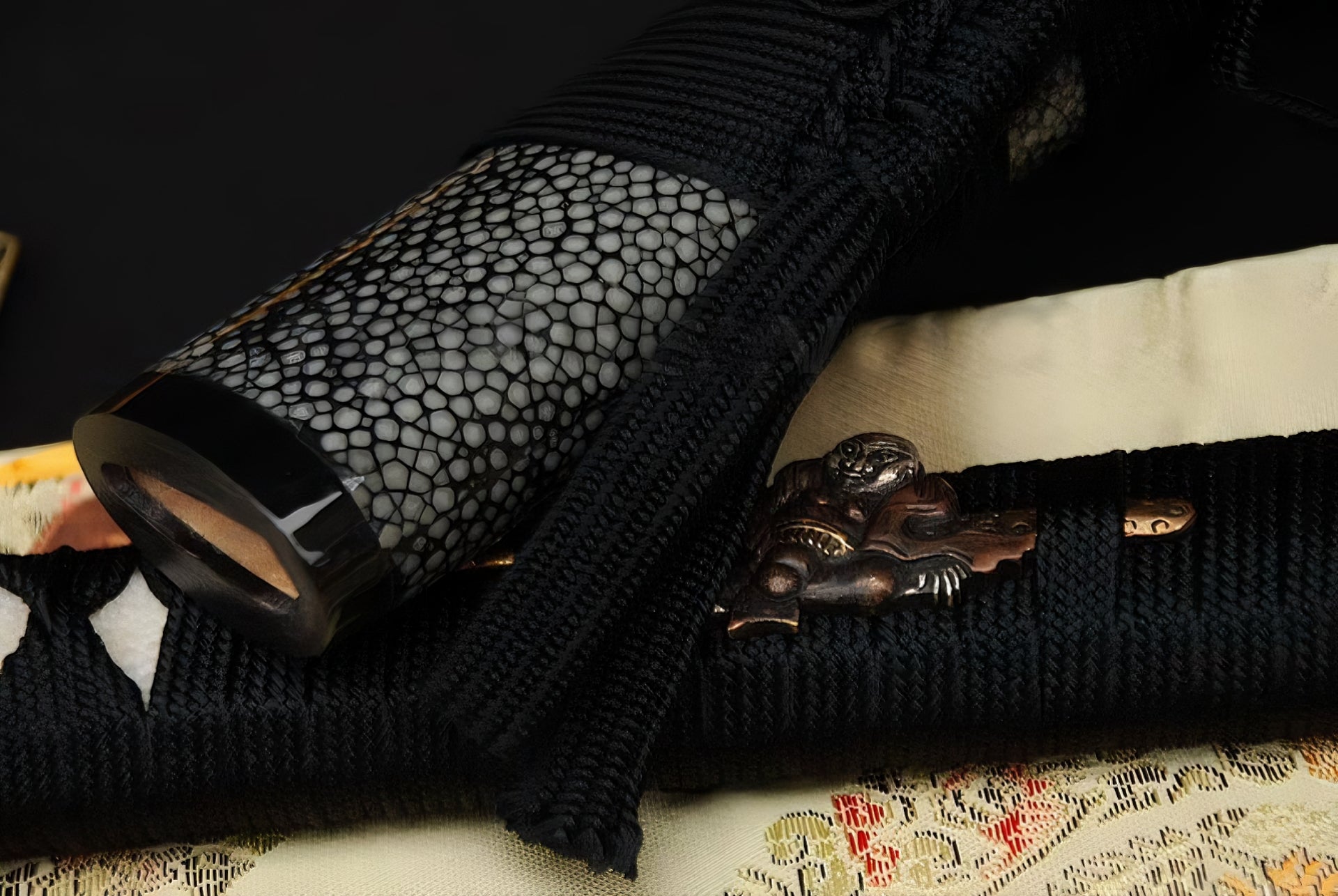 A close-up showing the luxurious partial white rayskin wrap on the saya, alongside the tsuka featuring the "Sennin" (Sage) menuki.